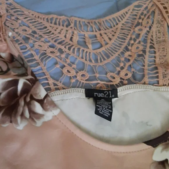 Pretty dress - Picture 2 of 3